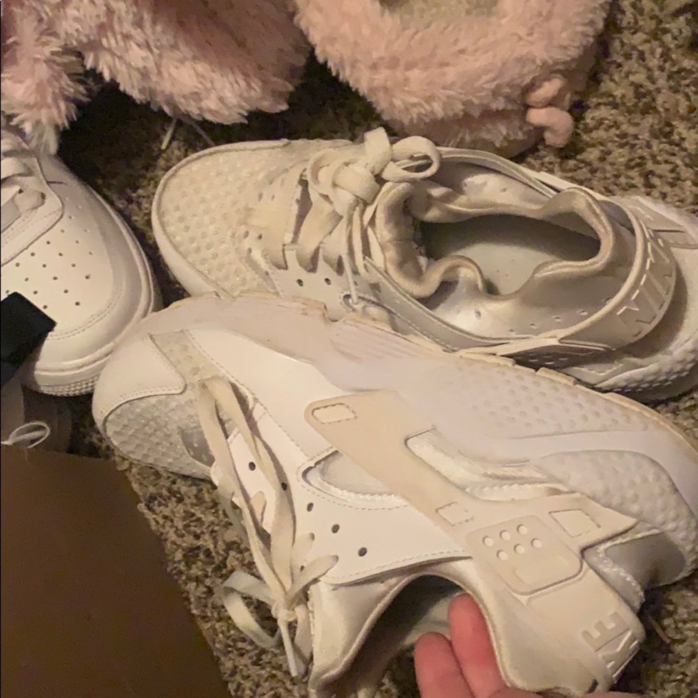 White / tan Nike huaraches